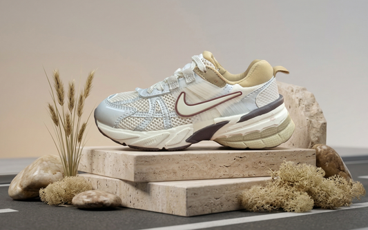 Zapatilla Niño Nike V2K Run "Beige/Silver"